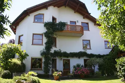 Ein Garten an der Unterkunft Ferienwohnung Mosella