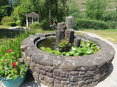 Ein Garten an der Unterkunft Zur Gartenlaube