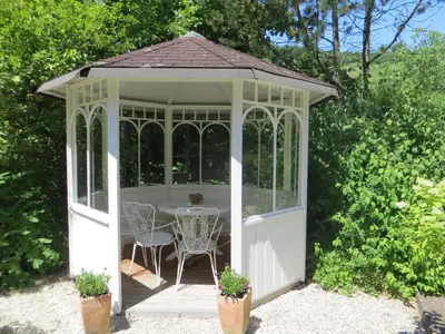 Ein Garten an der Unterkunft Zur Gartenlaube