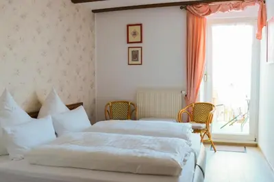 Ein Bett oder Betten in einem Zimmer der Unterkunft Hotel zum Josefshof