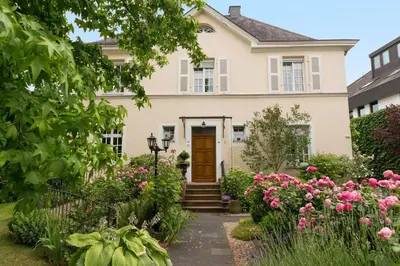 Ein Garten an der Unterkunft La Roseraie