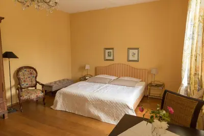 Ein Bett oder Betten in einem Zimmer der Unterkunft La Roseraie