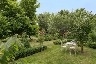Ein Garten an der Unterkunft La Roseraie