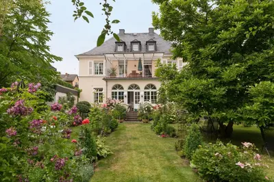 Ein Garten an der Unterkunft La Roseraie