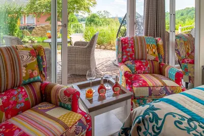 Ein Sitzbereich in der Unterkunft Maarberg Resort