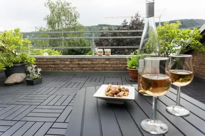 Getränke in der Unterkunft Moderne 70 qm Wohnung mit großer Dachterrasse
