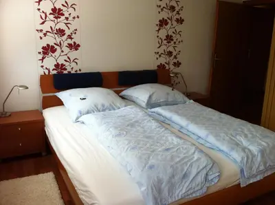 Ein Bett oder Betten in einem Zimmer der Unterkunft Ferienhaus Moselblick mit kostenfreien ÖPNV-Ticket