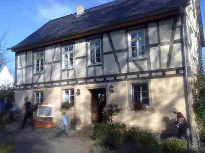 Das Gebäude in dem sich das Ferienhaus befindet
