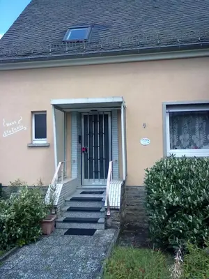Das Gebäude in dem sich das Ferienhaus befindet