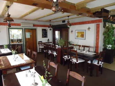 Ein Restaurant oder anderes Speiselokal in der Unterkunft Hotel & Restaurant Beckmanns Winzerhaus
