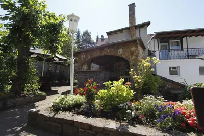 Ein Garten an der Unterkunft Hotel Rhein-Mosel-View