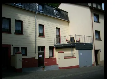 Das Gebäude in dem sich das Ferienhaus befindet