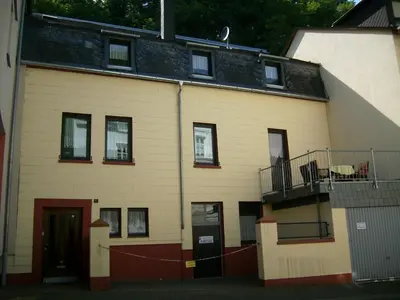 Das Gebäude in dem sich das Ferienhaus befindet