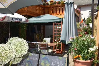 Ein Garten an der Unterkunft Marktstübchen an der schönen Loreley