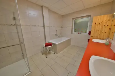 Ein Badezimmer in der Unterkunft Barrierefreie 6 Personen Ferienwohnung im Landhausstil