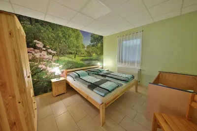 Ein Bett oder Betten in einem Zimmer der Unterkunft Barrierefreie 6 Personen Ferienwohnung im Landhausstil