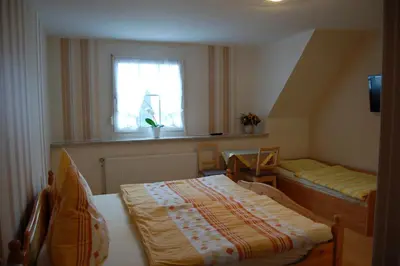 Ein Bett oder Betten in einem Zimmer der Unterkunft Weingut Klein-Götz
