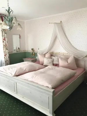 Ein Bett oder Betten in einem Zimmer der Unterkunft Alte Weinstuben Steinfelder Hof - B&B
