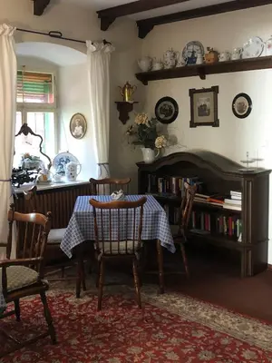 Ein Sitzbereich in der Unterkunft Alte Weinstuben Steinfelder Hof - B&B