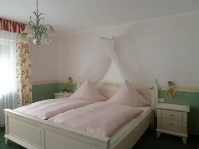 Ein Bett oder Betten in einem Zimmer der Unterkunft Alte Weinstuben Steinfelder Hof - B&B