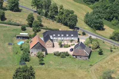 Das Gebäude in dem sich das Ferienhaus befindet