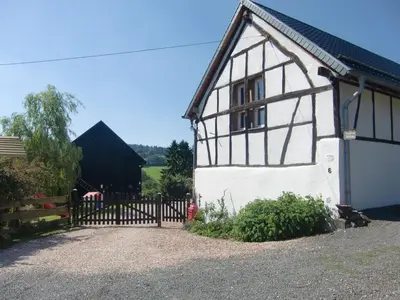 Das Gebäude in dem sich das Ferienhaus befindet