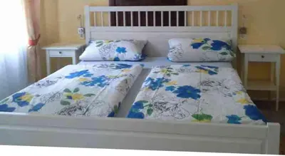 Ein Bett oder Betten in einem Zimmer der Unterkunft Gästehaus zum Moseltal
