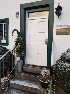 Eine Fassade oder ein Eingang zu Ferienhaus Eifelperle
