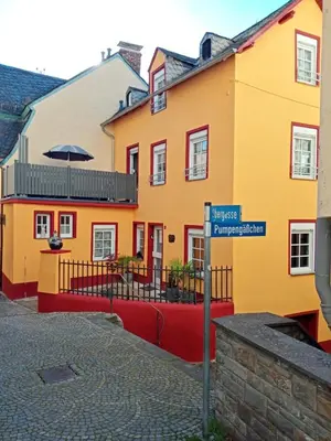 Das Gebäude in dem sich das Ferienhaus befindet