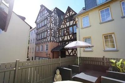 Das Gebäude in dem sich das Ferienhaus befindet