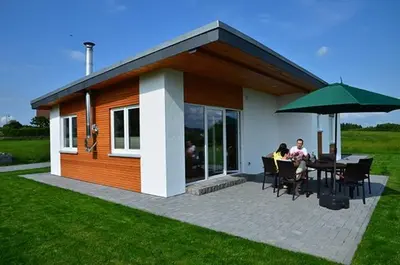 Das Gebäude in dem sich das Ferienhaus befindet