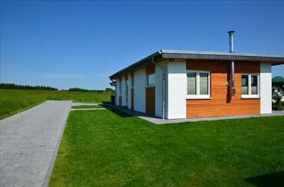 Das Gebäude in dem sich das Ferienhaus befindet