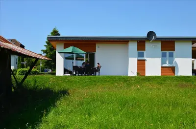 Das Gebäude in dem sich das Ferienhaus befindet