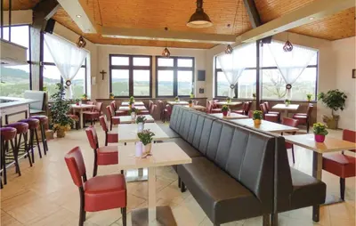 Ein Restaurant oder anderes Speiselokal in der Unterkunft 2 Bedroom Cozy Home In Gerolstein