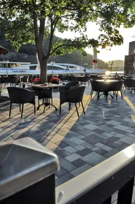 Ein Restaurant oder anderes Speiselokal in der Unterkunft Hotel Rheinkönig