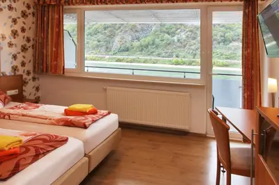 Ein Bett oder Betten in einem Zimmer der Unterkunft Hotel Rheinkönig