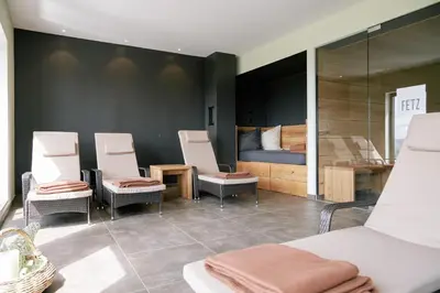 Ein Sitzbereich in der Unterkunft FETZ DAS LORELEY HOTEL