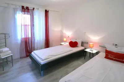 Ein Bett oder Betten in einem Zimmer der Unterkunft Ricks City Hotel