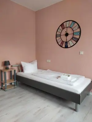 Ein Bett oder Betten in einem Zimmer der Unterkunft Ricks City Hotel