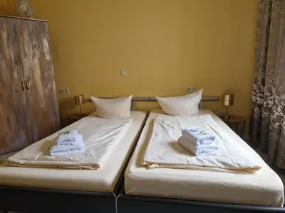 Ein Bett oder Betten in einem Zimmer der Unterkunft Ricks City Hotel