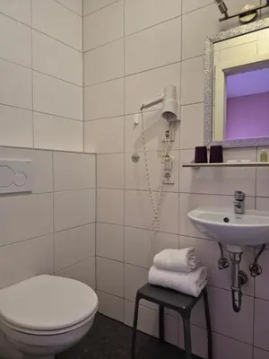 Ein Badezimmer in der Unterkunft Ricks City Hotel