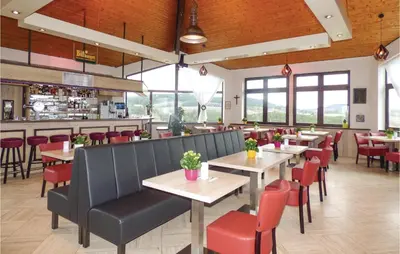 Ein Restaurant oder anderes Speiselokal in der Unterkunft 2 Bedroom Awesome Home In Gerolstein