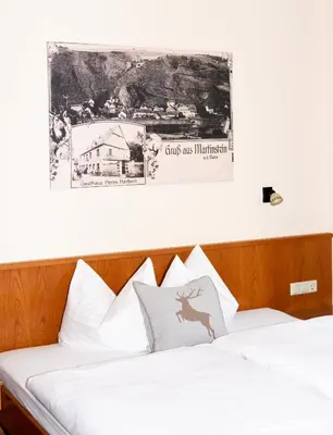 Ein Bett oder Betten in einem Zimmer der Unterkunft Gasthaus zum Goldenen Hirschen