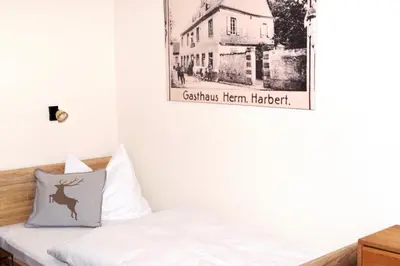 Ein Bett oder Betten in einem Zimmer der Unterkunft Gasthaus zum Goldenen Hirschen
