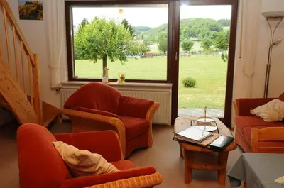 Ein Sitzbereich in der Unterkunft Nationalpark-Gastgeber Eifel