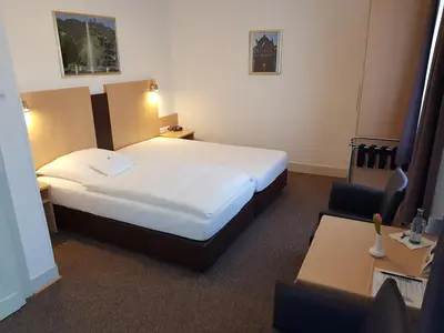 Ein Bett oder Betten in einem Zimmer der Unterkunft Hotel zum Anker
