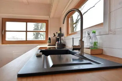 Küche/Küchenzeile in der Unterkunft Tiny House Dreischwesternherz
