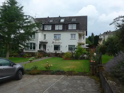 Ein Garten an der Unterkunft Pension Schneider