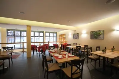 Ein Restaurant oder anderes Speiselokal in der Unterkunft Weingut & Gästehaus Schmitz-Bergweiler