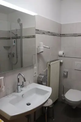 Ein Badezimmer in der Unterkunft Weinstube Pension Moselblümchen